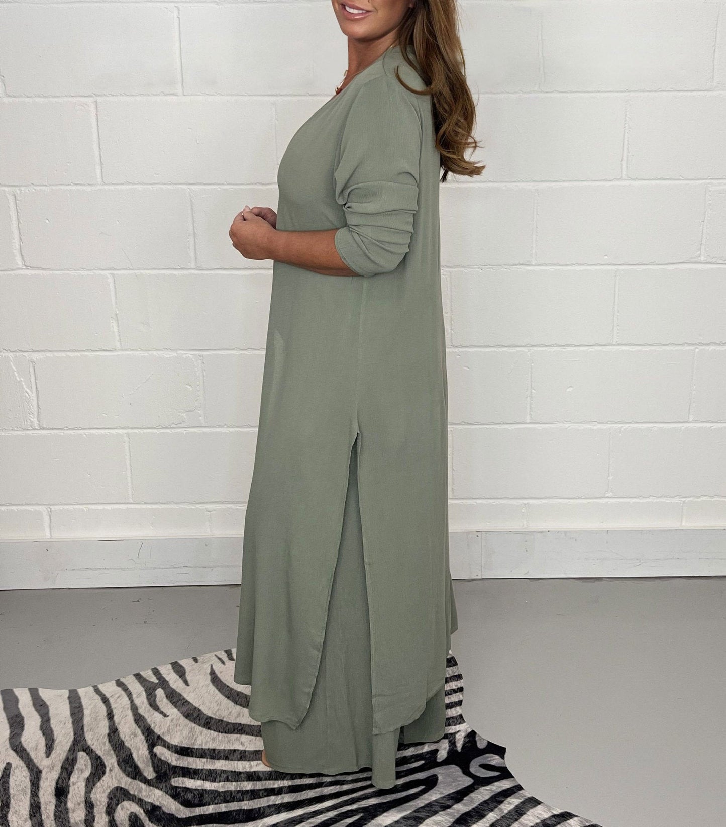 Talia - Casual Two-Piece Set w/ V-Neckline and Slit