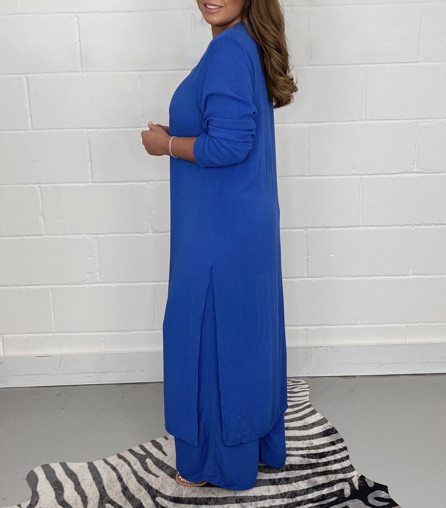 Talia - Casual Two-Piece Set w/ V-Neckline and Slit