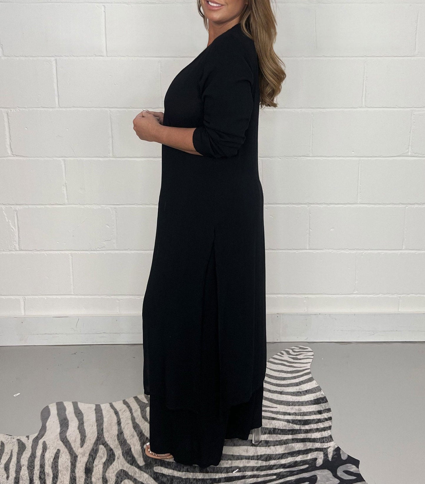 Talia - Casual Two-Piece Set w/ V-Neckline and Slit